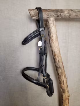 Achenträns stl cob i svart med mässingspännen från Claridge house