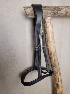 Träns stl cob i svart med silverspännen och anatomiskt nackstycke från Dyon