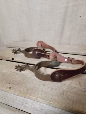 Sporrar med remmar från Weaver