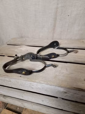 Sporrar med remmar i svart