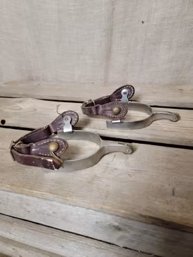 Sporrar med remmar i rödbrunt