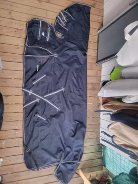 Fleecefodrat Regntäcke med fast hals 135 cm från Onehorse