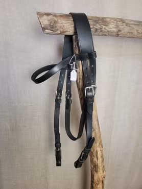 Huvudlag stl full i svart med silverspännen