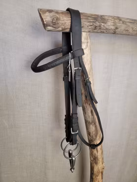 Träns stl full i svart med silverspännen och 2-delat bett 13,5 cm