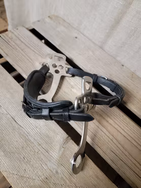 Hackamore stl full i svart