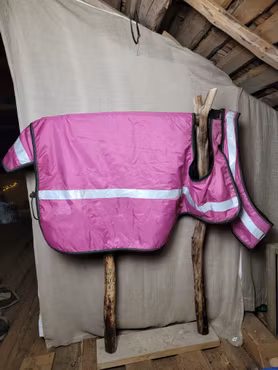 Reflexskrittäcke stl 145 cm i rosa med avtagbar brösta från Showmaster