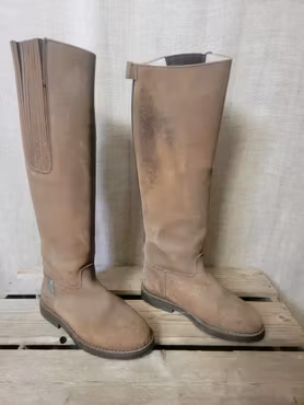 Ridstövlar stl 37 från Rectline, 42 cm höga baktill och 33 cm vadomkrets