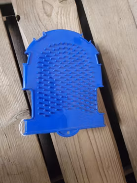 Borste att trä på handen