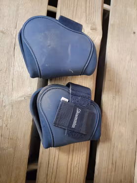 Bakbenskydd stl full i blått från Showmaster