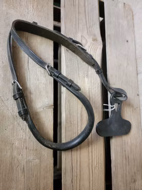 Svanskappa svart stl ponny från Globus