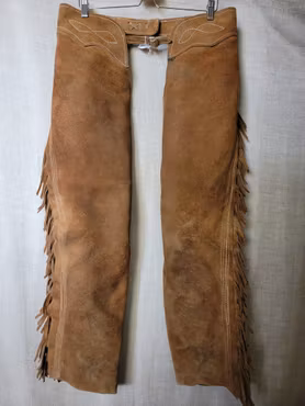 Chaps stl L?  I kraftig mocka ,Lårvidd 60 cm benlängd vi kedjan 82 cm