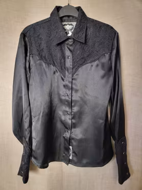 Tävlingsskjorta stl M i glansigt svart tyg med spetsinfällningar från Stars & stripes