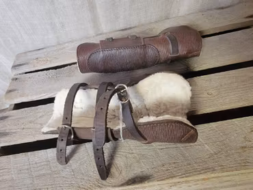 Läderbenskydd fårskinnsklädda stl M/L ? 23 cm höga