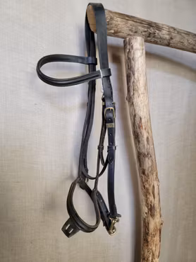 Träns stl full i svart med mässingspännen