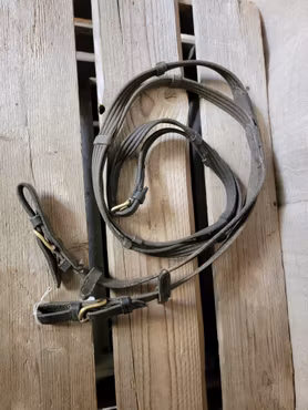 Vävribbstyglar svarta stl full med mässingspännen