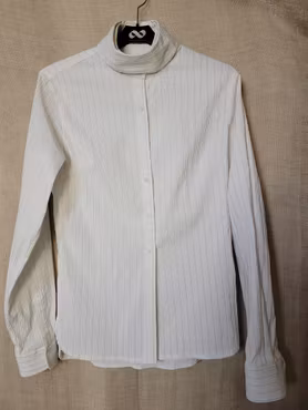 Tävlingsskjorta dam stl S i cremevitt med blå rand från Kingsland. Följer med 2 extra kragar