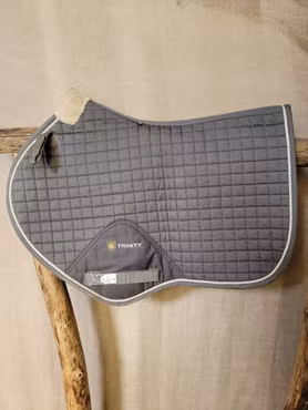 Hoppschabrak stl ponny i grått från Trinity