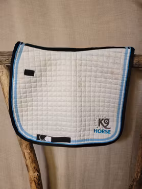 Dressyrschabrak stl ponny från K9 i vitt med blå och svart kant