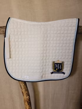 Dressyrschabrak stl ponny i vitt med blå kant från Modern Horse