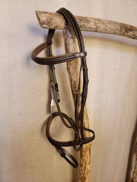 Achenträns stl full i brunt med ljusare brun fodring, blanka detaljer och mässingspännen från Optimum. Nytt