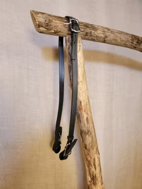 Islandsträns i svart med silverspännen från Ástund . Nytt