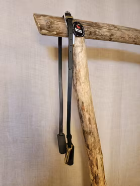 Islandsträns i svart med mässingspännen från Ástund. Nytt