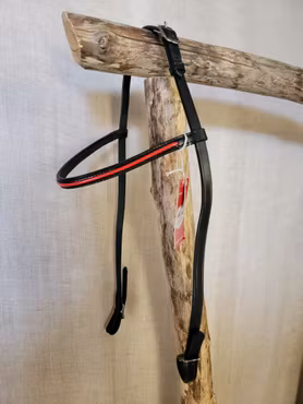 Islandsträns i svart med rött pannband från Karlslund. Nytt