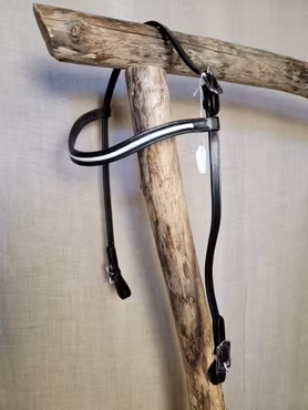 Islandsträns i svart med silverspännen och vit dekor i pannbandet från Lippo. Nytt