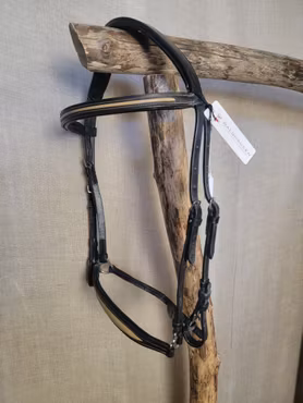 Islandsträns med anatomisk nackstycke i svart med silverspännen och nougatfärgade detaljer i pannband och den låga nosdelen från Waldhausen. Nytt