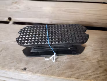 Stigbygelplattor svarta 12 cm. Nya