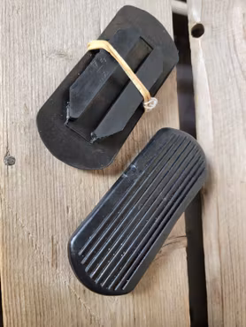 Stigbygelplattor svarta 12 cm . Nya