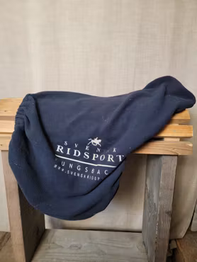Sadelskydd i fleece från Svensk Ridsport