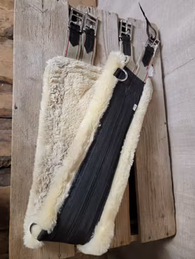 Gjord med minkfleece och resår på båda sidorna 115 cm