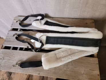 Brösta i svart syntet med minkfleece stl ponny/cob