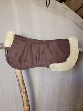 Memoryfoampad med Fårskinnskant stl full? 58 cm lång