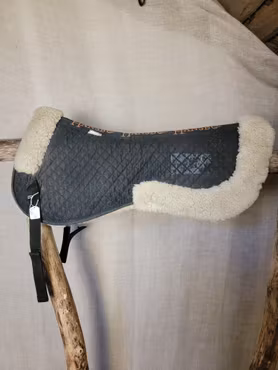 Fårskinnspad stl full? 58 cm lång från Hansbo
