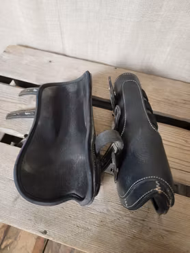 Benskydd fram stl cob? 25 cm höga baktill Från Hansbo i svart