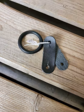Ett gummiband och 2 läderfästen till säkerhetsstigbyglar