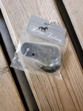2 gummiband och 2 läderfästen till säkerhetsstigbyglar från Copperfeild. Nya