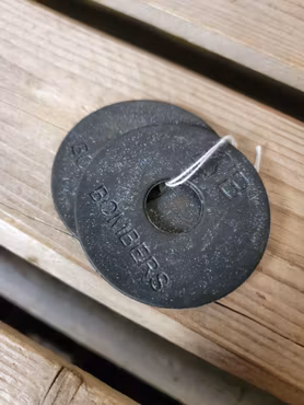 Bettskivor 7,5 cm svarta med målat glitter på från Bombers