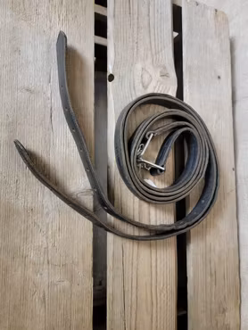 Stigläder svarta 145 cm