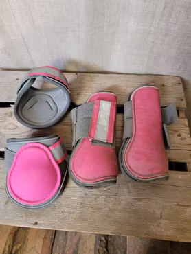 Benskydd fram och bak stl cob i rosa med reflexdetaljer