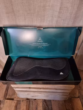 Acavallo gel and memoryfoam pad stl L i svart