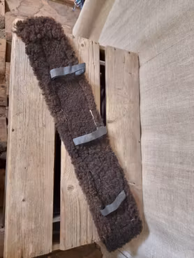 Fårskinnsludd till brösta 66*13 cm