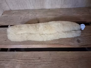 Fårskinnsludd med kardborreöppning 30*5 cm inuti