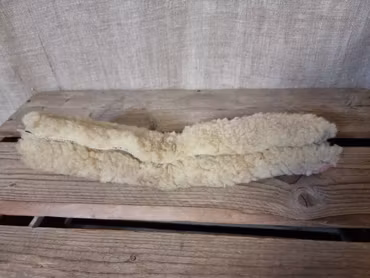 Fårskinnsludd med kardborreöppning 30*5 cm inuti