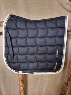 Dressyrschabrak stl full i mörkblått med grå-vit kant från Eskadron Platinum Edition
