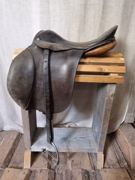 Leksadel med stigbyglar och läder 17"