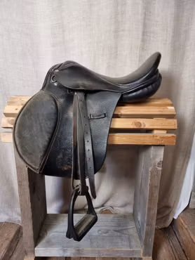 Ponnysadel 15" Wide ? inklusive stigbyglar och läder