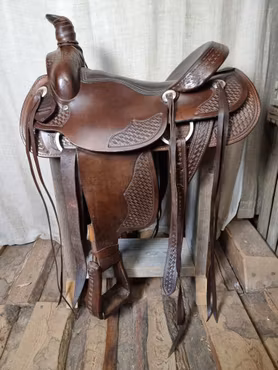 Dakota 201 M Ropingsadel 17" Sqhb 81 gr i vinkel 68 cm lång
